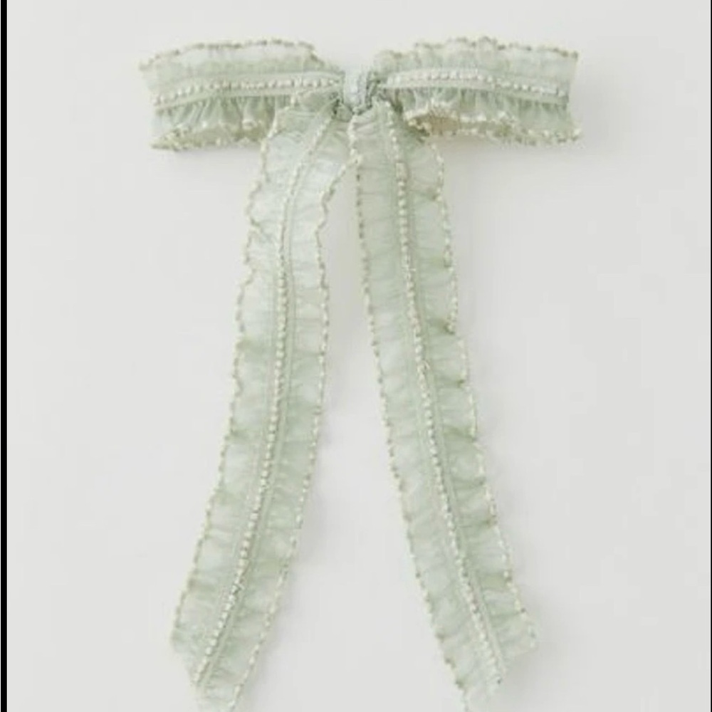 Light green hair bow. (2 for the price of 1). NWT